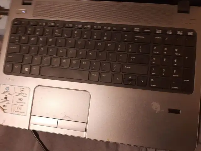 Klawiatura laptopa HP ProBook z widocznym touchpadem i naklejkami.