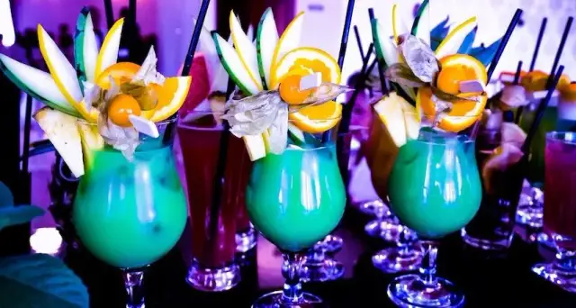 Najlepsze drinki z blue curacao i sokiem pomarańczowym na imprezę