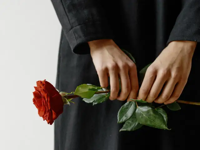 Co założyć na pogrzeb, aby uniknąć faux pas i okazać szacunek