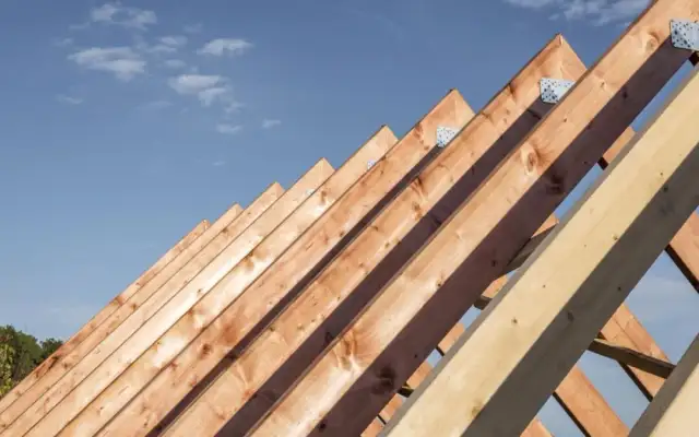 Jakie belki na strop drewniany? Wybierz najlepsze rozwiązanie dla swojego projektu