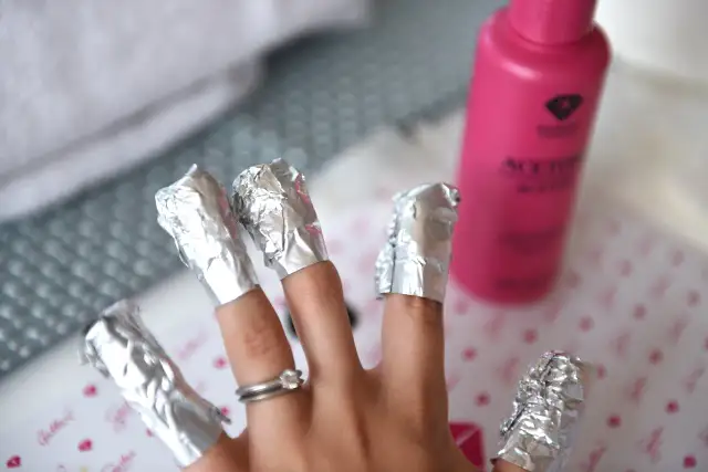 Jak długo trzymać aceton na hybrydzie, aby nie uszkodzić paznokci?