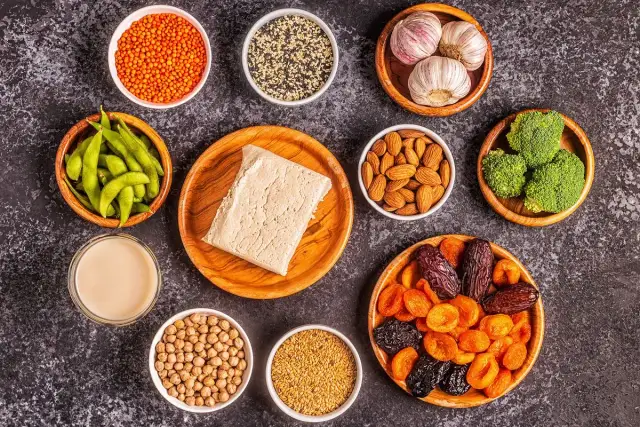 Kompozycja produktów bogatych w estrogen: soczewica, edamame, migdały, siemię lniane, ciecierzyca, sezam, brokuły, daktyle, morele, śliwki, czosnek, tahini.