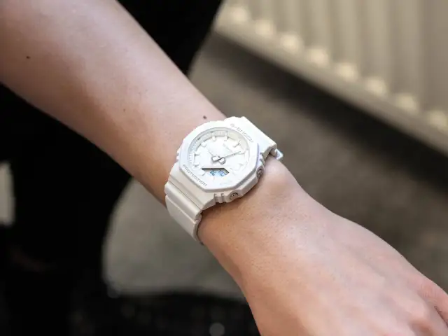 Biały zegarek damski Casio G-Shock na nadgarstku.