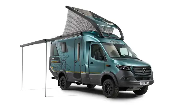 Turkusowy kamper Hymer Venture S z rozkładanym dachem i panelami słonecznymi, gotowy na przygodę.