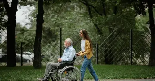 Jak zostać opiekunem medycznym - kluczowe kroki i wymagania