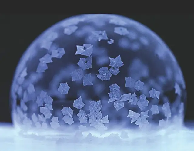 Piłka jak bańka mydlana: fascynujące zjawisko fizyczne i jego tajemnice