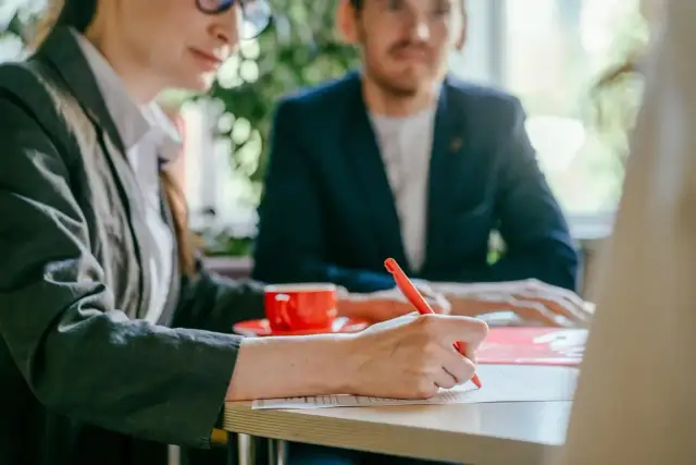 Czy komornik może zająć umowę zlecenie? Poznaj swoje prawa i ochronę