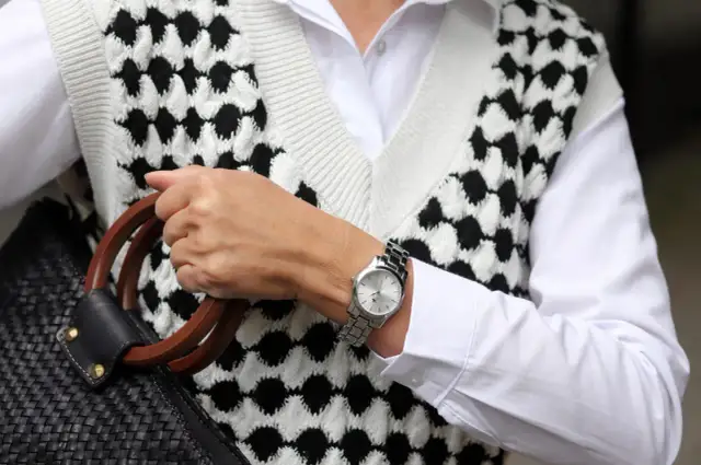 Srebrny zegarek damski: Jak wybrać i stylizować idealny model?