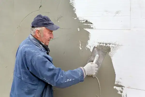 Jak nakładać tynk na elewację, aby uniknąć najczęstszych błędów