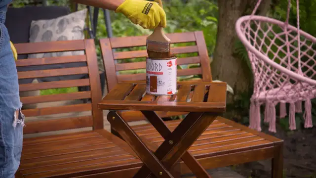 Zimowanie mebli ogrodowych: Zabezpiecz drewno jak ekspert!