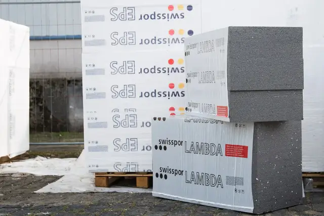 Styropian grafitowy czy biały na elewację? Na zdjęciu widać stosy płyt EPS. Grafitowy styropian "LAMBDA" wygląda na bardziej zaawansowany technologicznie.