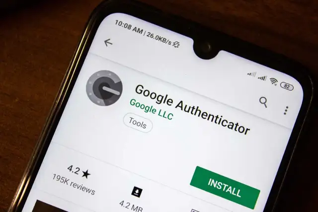 Ekran telefonu z aplikacją Google Authenticator. Dowiedz się, google authenticator jak działa, aby zwiększyć bezpieczeństwo swoich kont.