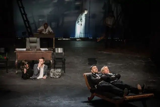 Świętoszek epoka: Jak komedia Moliera obnaża hipokryzję społeczną