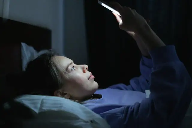 Lepszy sen, zdrowsze oczy: jak ograniczyć niebieskie światło?