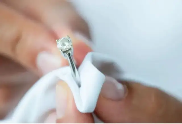 Jak dbać o biżuterię, aby uniknąć uszkodzeń i zachować blask