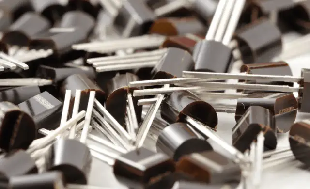 Dlaczego komputery działają binarnie? Poznaj podstawy 0 i 1