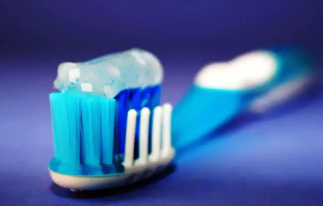Ile razy dziennie myć zęby szczoteczką soniczną? Ekspert odpowiada