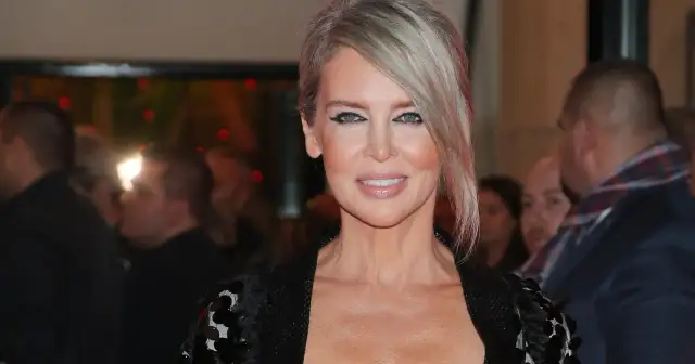 Bogna Sworowska z uśmiechem, w błyszczącej kreacji. Jej twarz po zabiegach jest promienna.