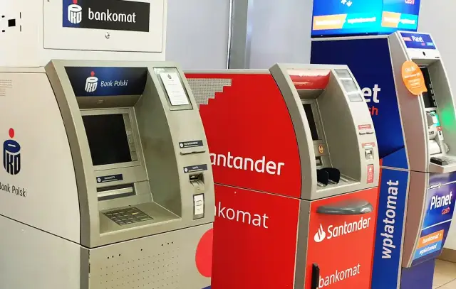 Bankomaty i wpłatomaty różnych banków, w tym Santander i Bank Polski, gotowe do przyjęcia Twoich pieniędzy.