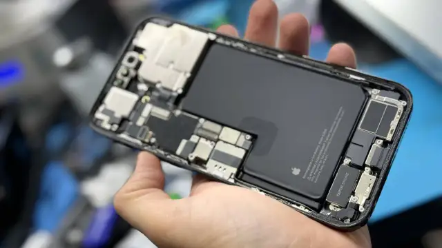 Wymiana baterii iPhone 12: objawy, koszty i najlepsze serwisy