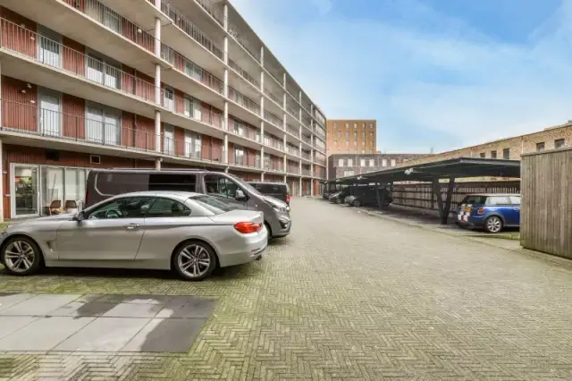 Czy można parkować tyłem do budynku? Sprawdź przepisy i kary