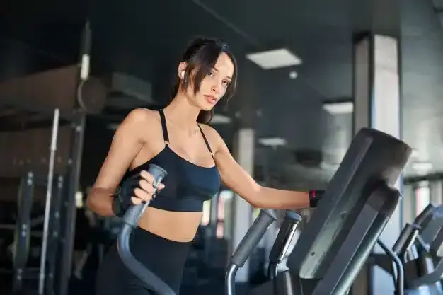 Jak ćwiczyć na orbitreku, by skutecznie spalić tłuszcz na brzuchu