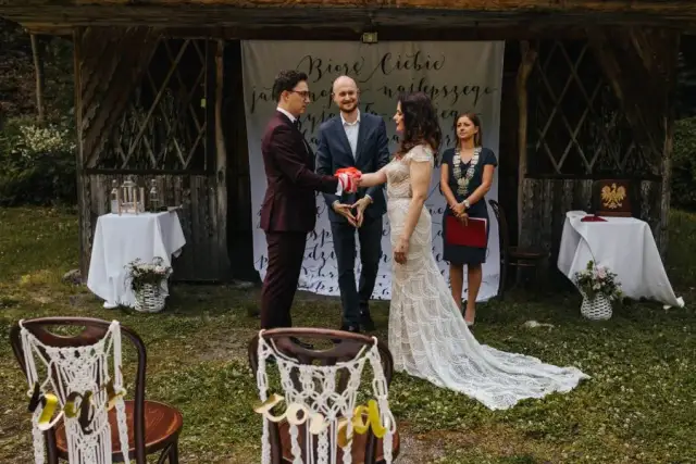 Ślub humanistyczny: Kto może poprowadzić? Profesjonalista czy przyjaciel?