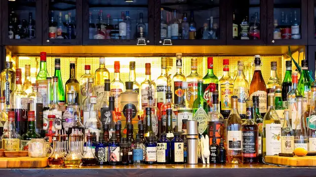 Wiele butelek alkoholu na barze. Czy na lotnisku można pić alkohol? Tutaj znajdziesz odpowiedź i wiele opcji do wyboru.