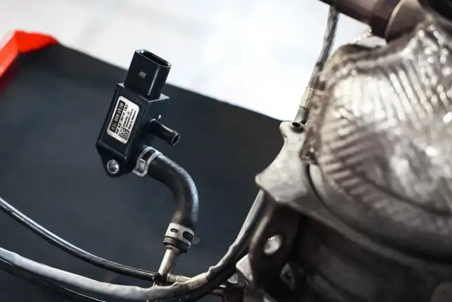 Uszkodzony czujnik DPF: Objawy, przyczyny i jak uniknąć kosztów