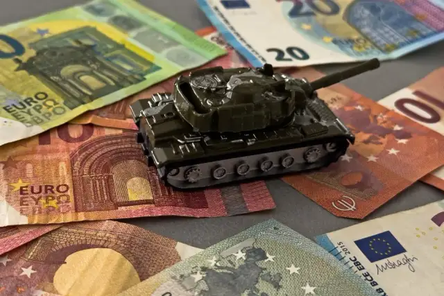 Ile zarabia kierowca w wojsku? Wynagrodzenie, dodatki i awanse.