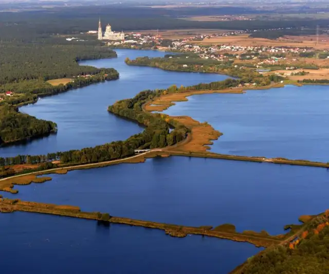 Atrakcje jeziora Licheńskiego: Odkryj najlepsze miejsca i aktywności