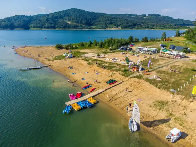 Jezioro Mucharskie: Odkryj atrakcje, plaże i szlaki!