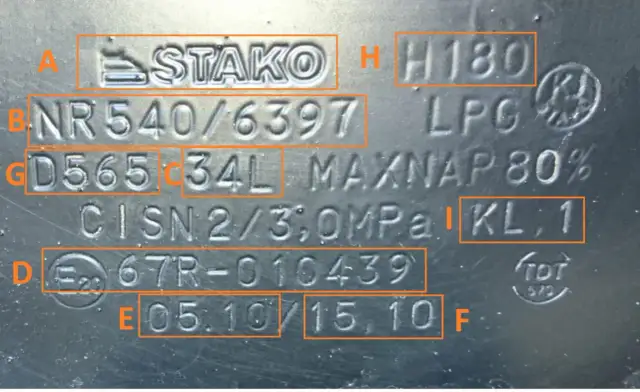 Tabliczka znamionowa butli LPG z wybitymi danymi technicznymi i numerami.