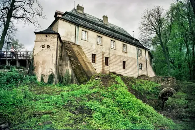 Pałac w Chlewiskach i okoliczne rezydencje – przewodnik