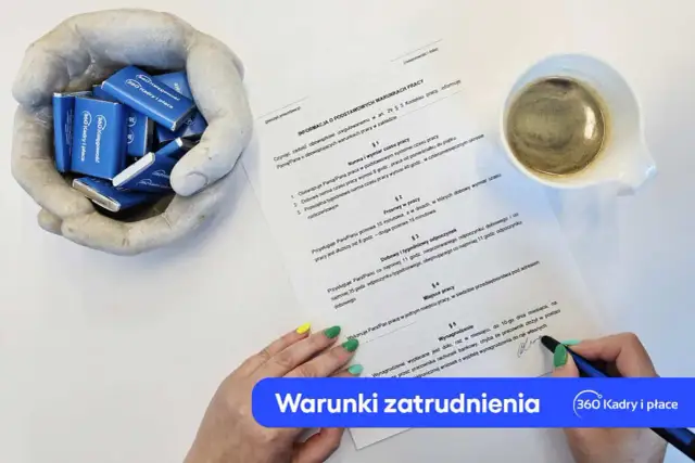 Dokument informujący o warunkach zatrudnienia, z czekoladkami "360 Kadry i płace" w dłoniach i filiżanką kawy.