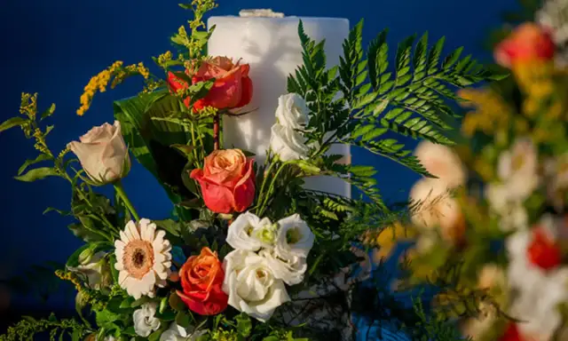 Kwiaty na pogrzeb osoby starszej: Symbolika, etykieta i wybór