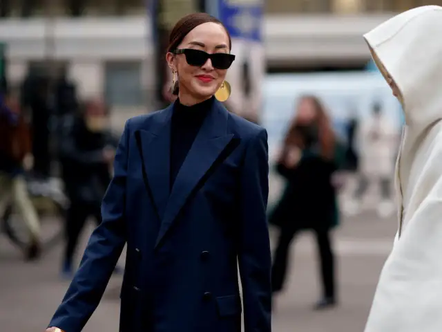 Dunkelblau & Schwarz: So gelingt der elegante Outfit-Trend