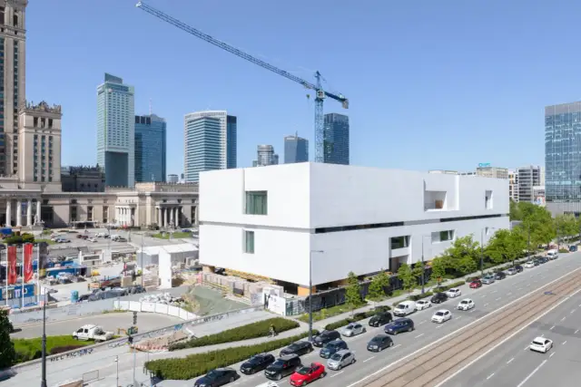 Muzeum sztuki nowoczesnej kamera - zobacz postęp budowy na żywo