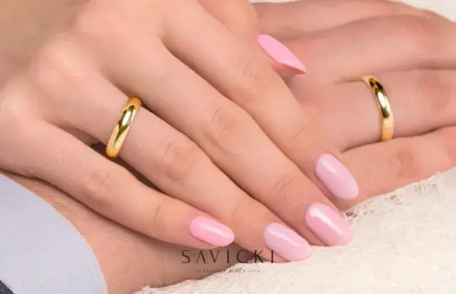 Obrączka na prawej ręce w Polsce: dlaczego? Historia i symbolika