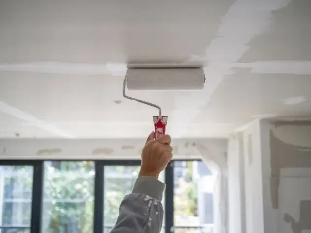 Malowanie sufitu czy ścian? Oto kolejność, która zmieni Twoje efekty!