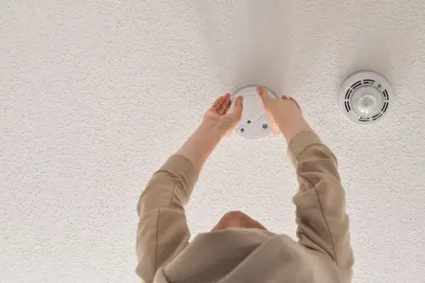 Czujnik dymu i czadu gdzie zamontować, aby uniknąć zagrożeń w domu