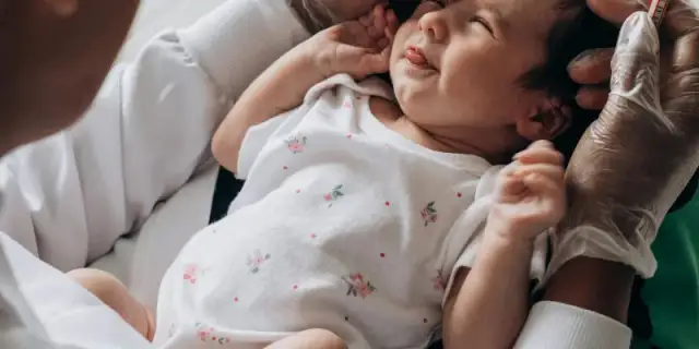 Kiedy pierwsza wizyta z noworodkiem u pediatry? Pełny przewodnik!