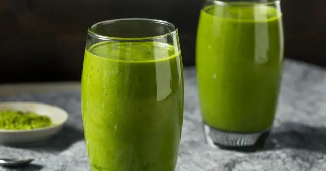 Orzeźwiający koktajl z selera naciowego i jabłek na zdrowe śniadanie