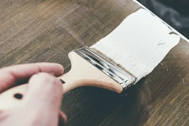 Biała farba do drewna: Jaki typ wybrać? Poradnik krok po kroku