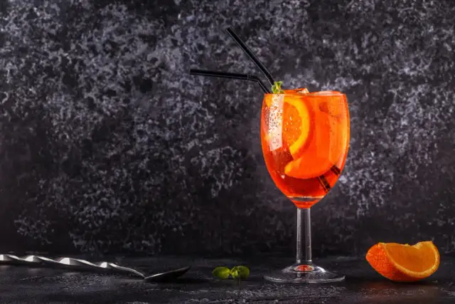 Najlepsze drinki na bazie prosecco, które zachwycą Twoich gości