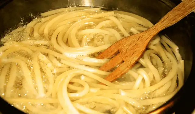 Jak odgrzać makaron, by nie był suchy? Trik restauracyjny!