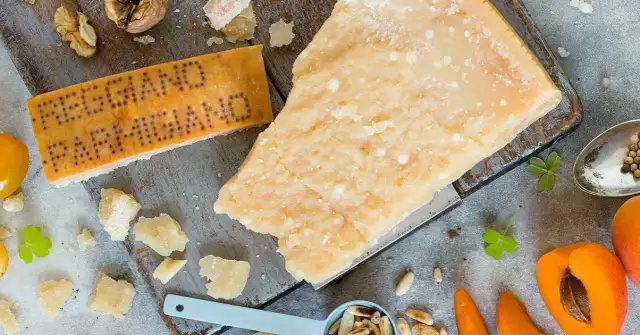 Parmezan z jakiego mleka? Odkryj tajemnice jego pochodzenia