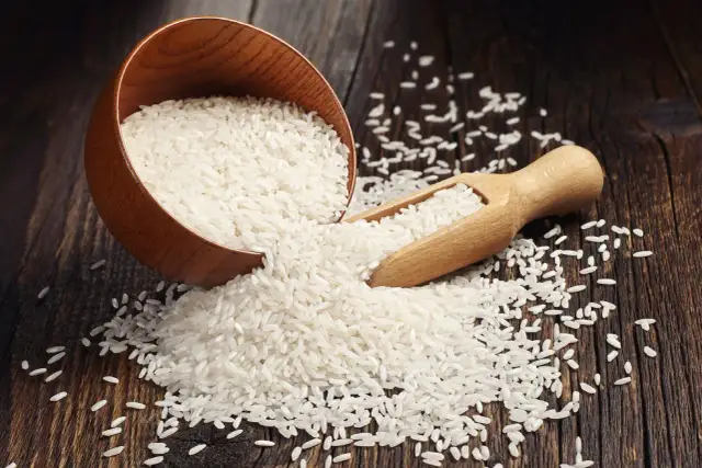 Prażenie ryżu: Sekret sypkich ziaren i głębokiego smaku?