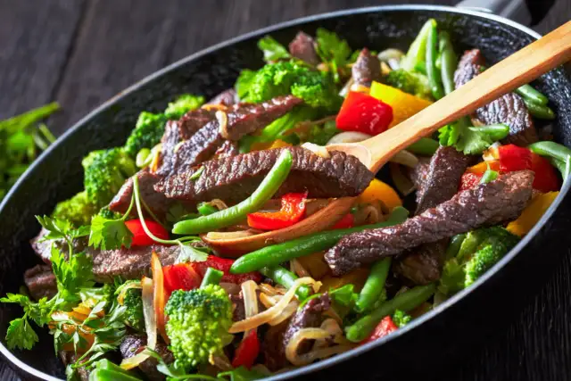 Wołowina duszona z warzywami: przepis na miękkość i smak!