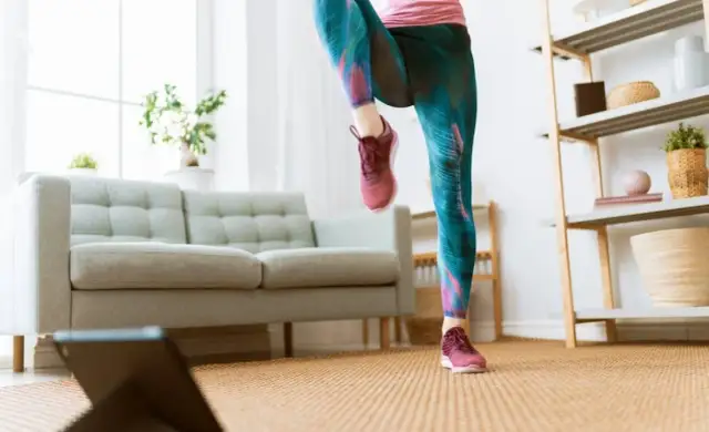 Bieganie w miejscu: jak spalić kalorie i poprawić kondycję w domu?